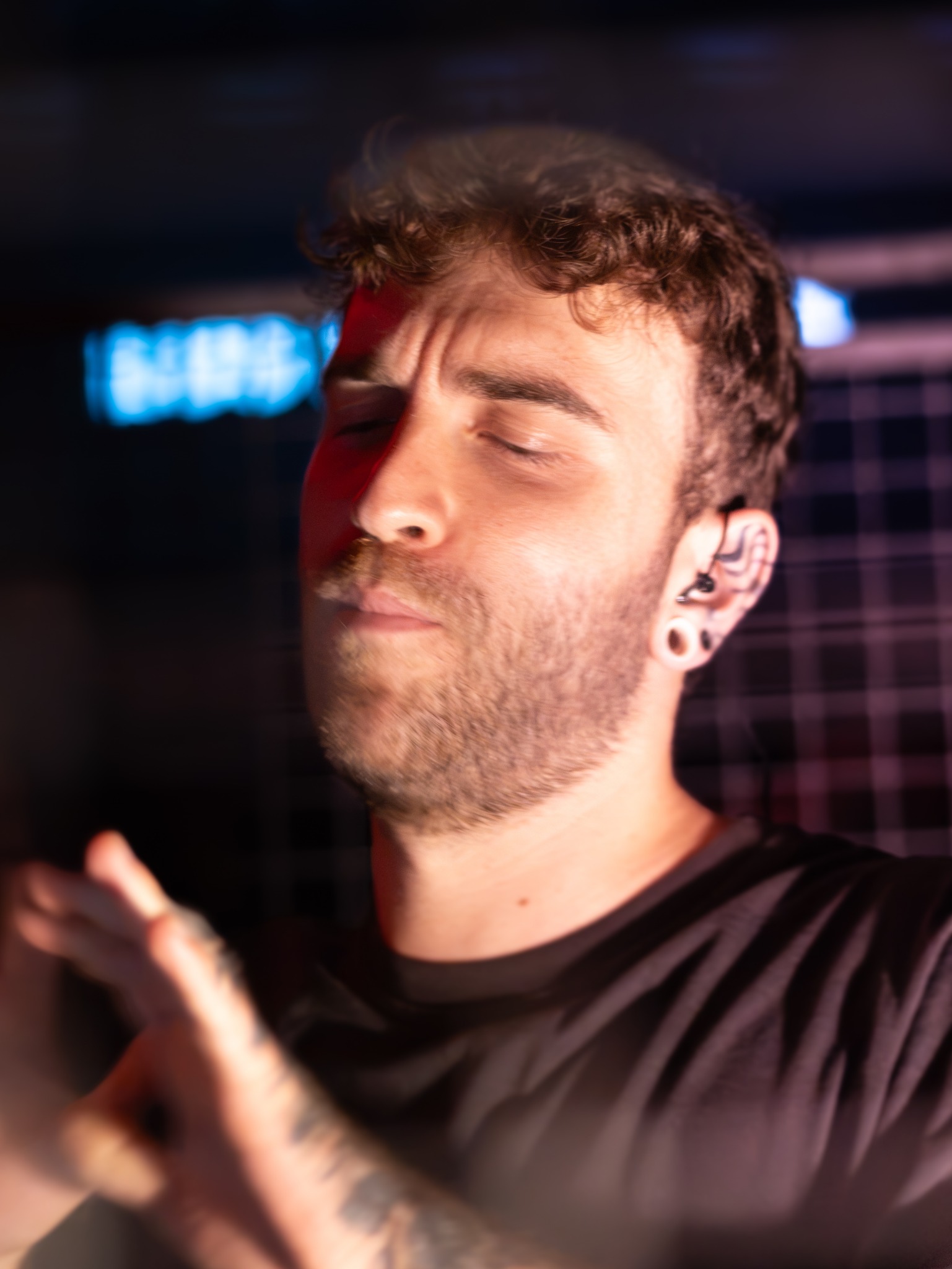 Munanos portrait during a live performance