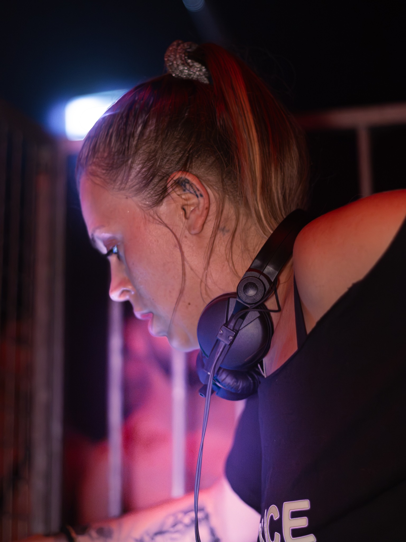 Poupi concentrating during a live set